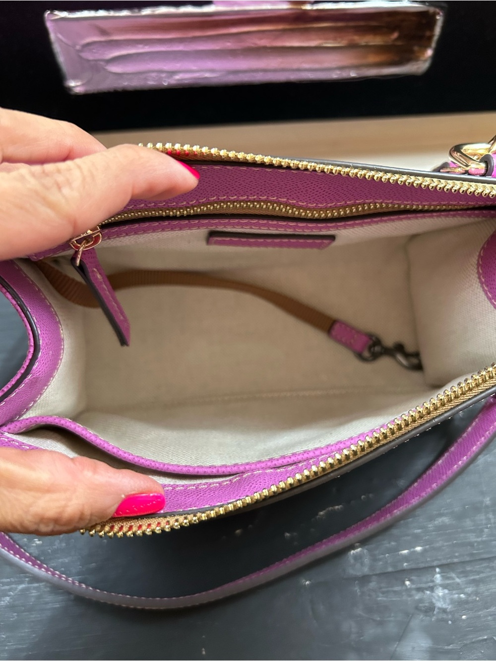 Authentic Dooney & Bourke Alpine Janine Crosssbody/Shouder Bag - Picture 5 of 11